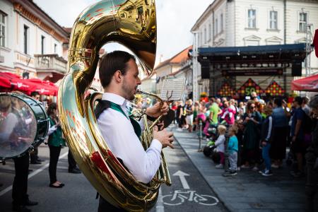 S soncem obsijan drugi festivalski dan 50. Dnevov narodnih noš in oblačilne dediščine v Kamniku (4)